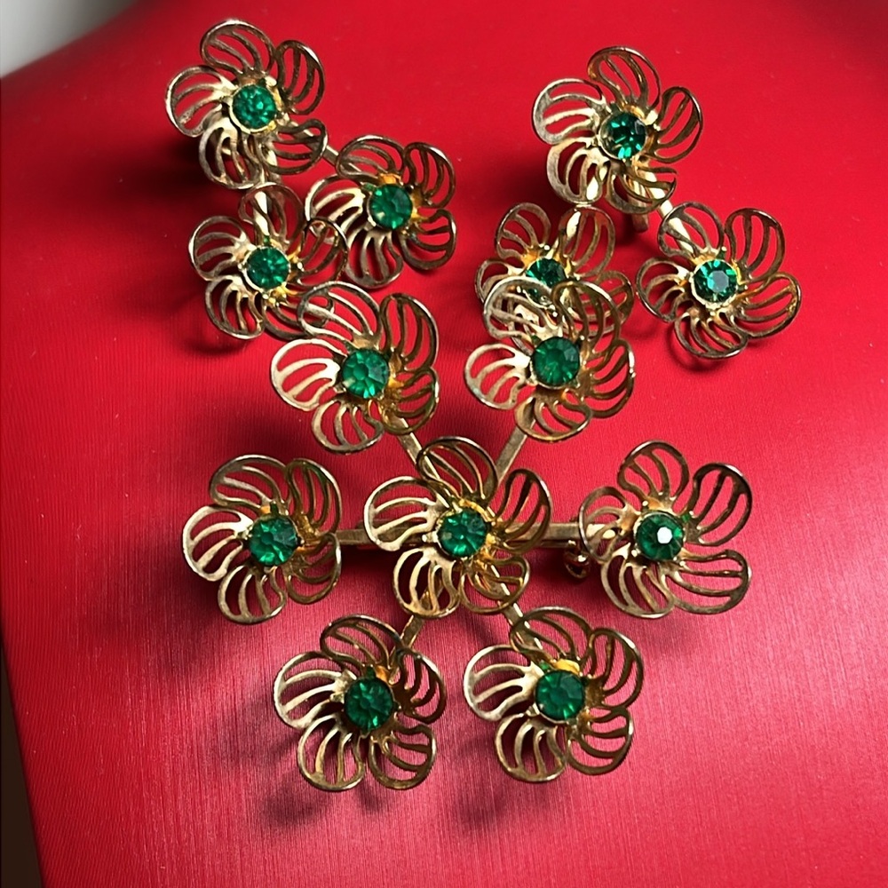 Brooch & Screw Back Earring Set. Green Rhinestones set in Flowers. Gold Tone.